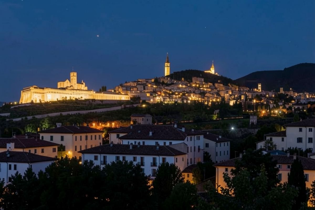Vista notturna di Asti, con le torri illuminate
