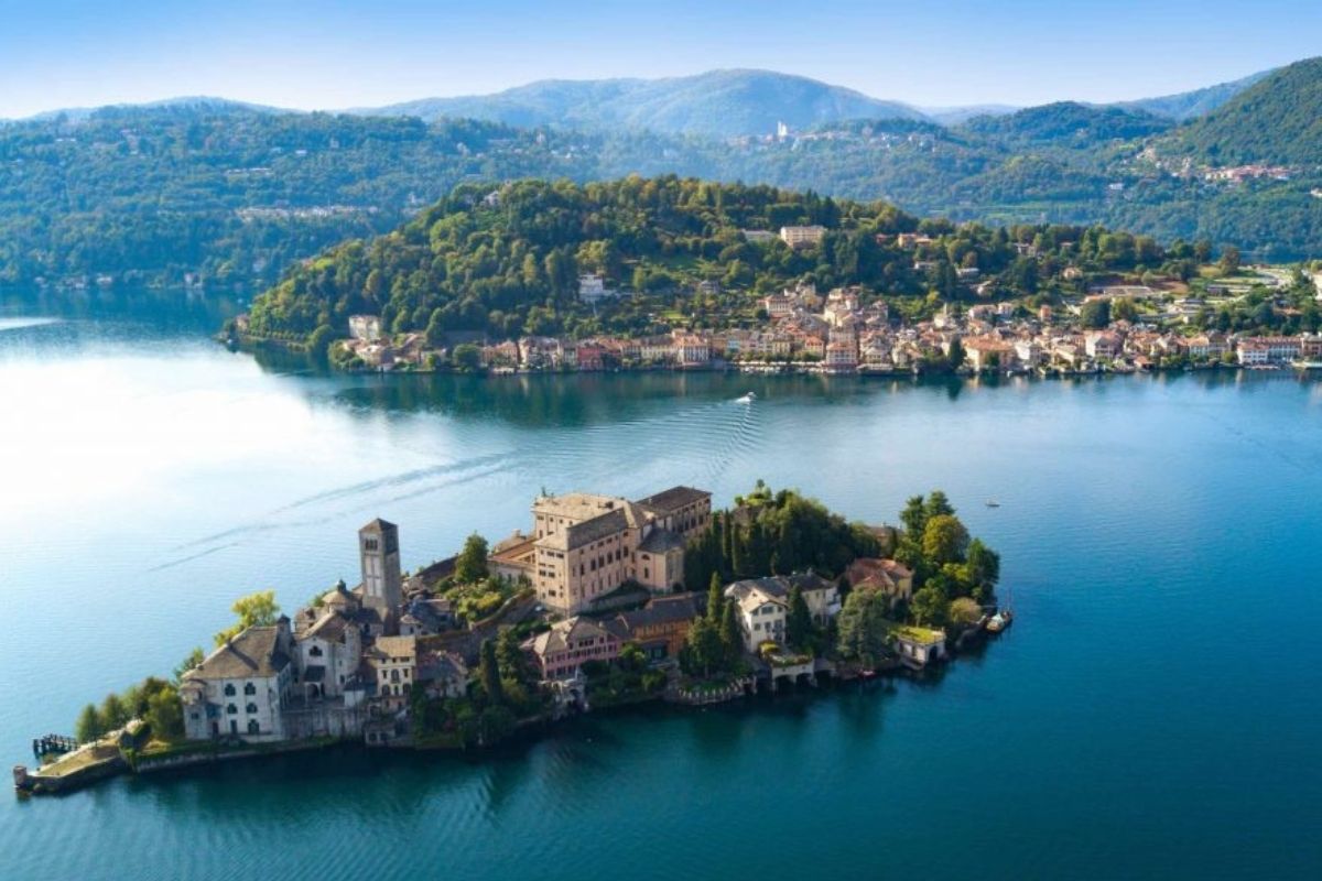 Vista panoramica di Orta San Giulio con il Lago d'Orta sullo sfondo