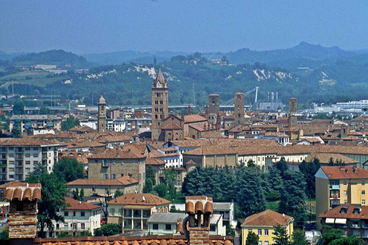 Bambini che esplorano un museo interattivo ad Alba, coinvolti in attività ludiche