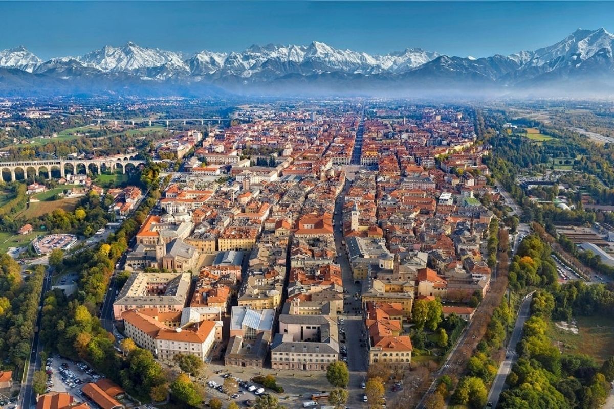 Città di Cuneo con le Alpi sullo sfondo, vista panoramica