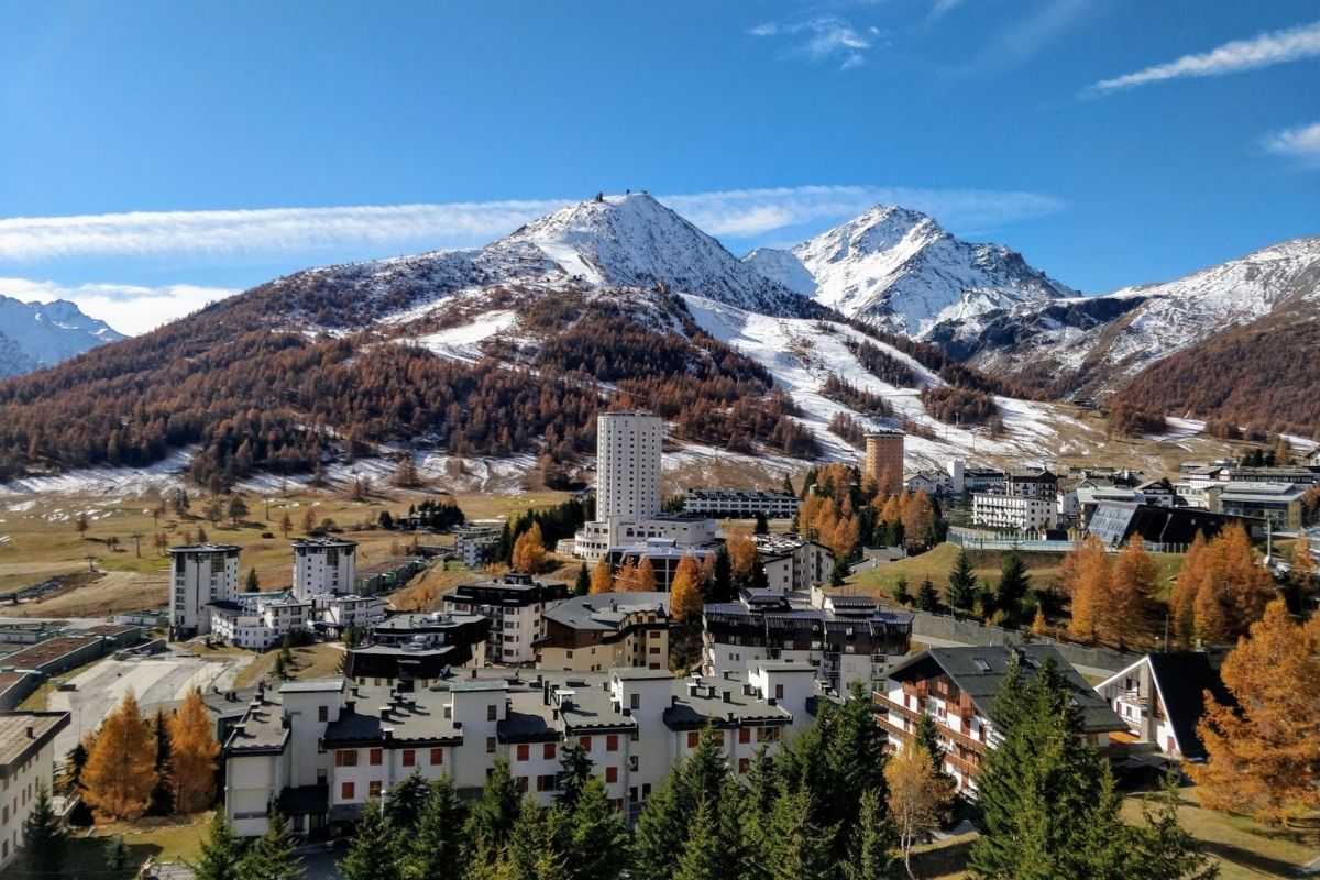 Strada panoramica verso Sestriere con vista montagna