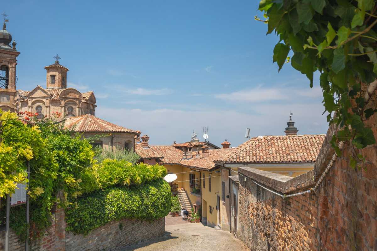 Panorama di Asti con torri medievali e colline vinicole