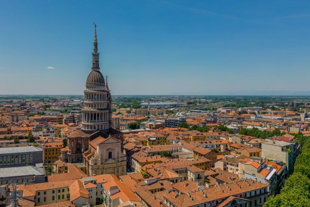 Panorama della città di Novara con la Cupola di San Gaudenzio sullo sfondo