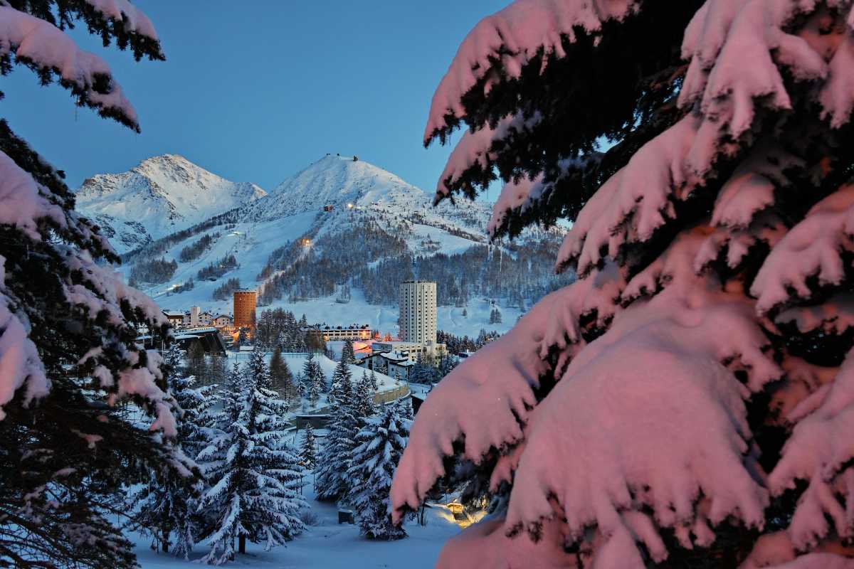 Vista panoramica di Sestriere con le montagne circostanti
