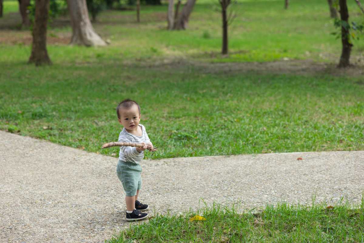 Panorama di Cuneo con famiglie che giocano nei parchi