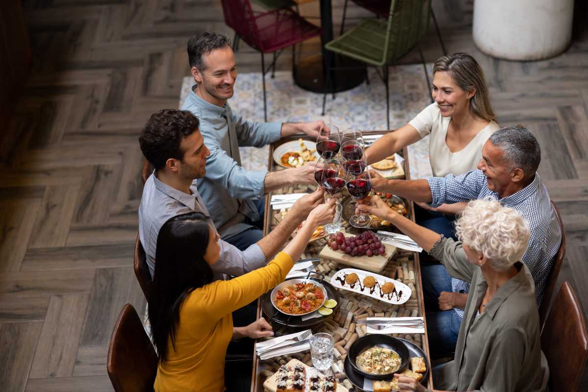 Un piatto tipico di Alba servito in un ristorante locale con vista.