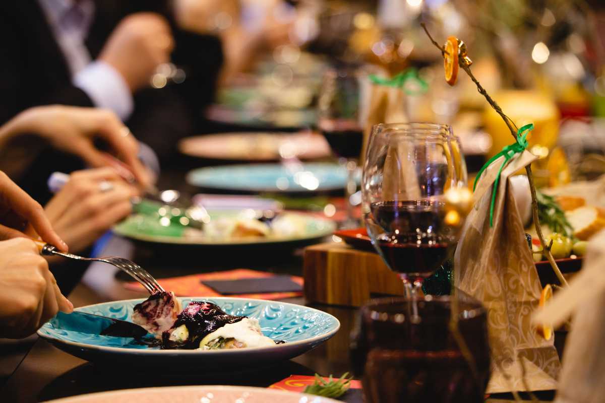 Vista panoramica di Cuneo con focus sulla tradizione gastronomica, include piatti tipici