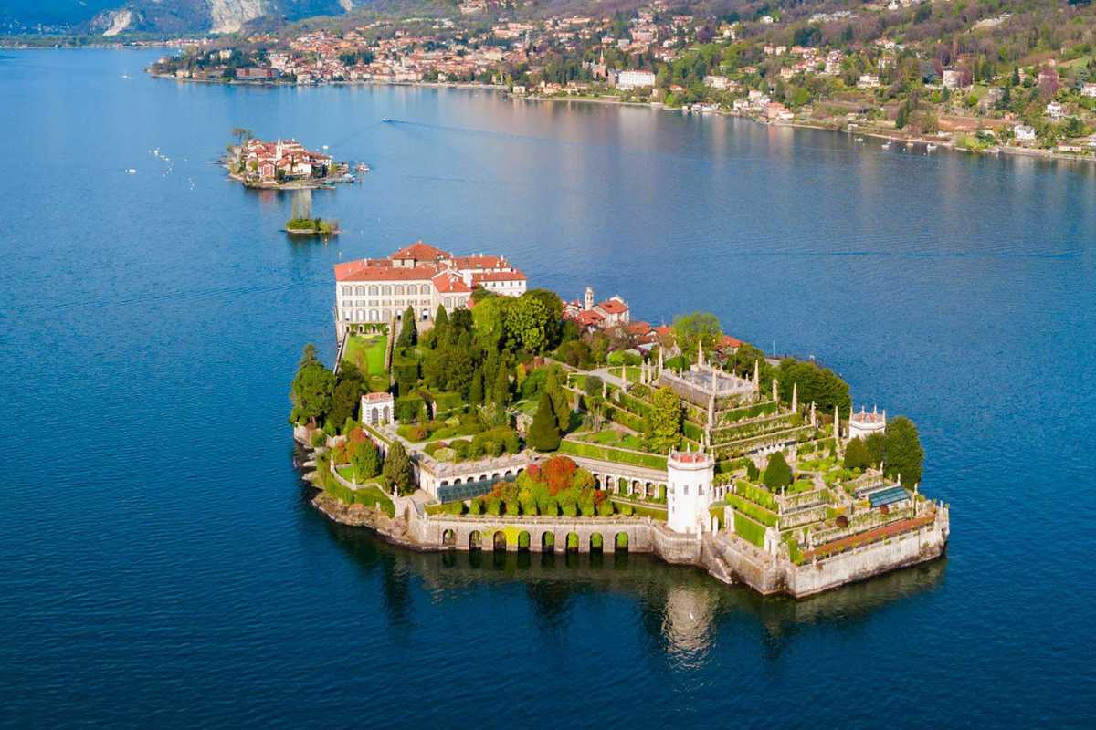 Mercato di Stresa con prodotti tipici locali