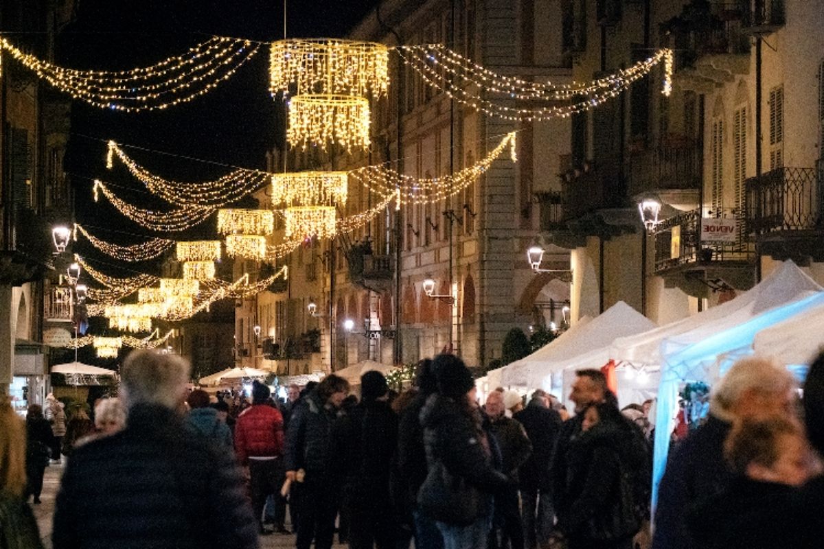 Mercatini di Natale a Cuneo con luci e decorazioni festive