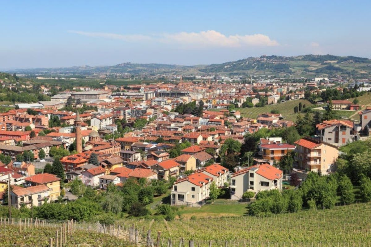 Panorama di Alba con i suoi monumenti e colline circostanti