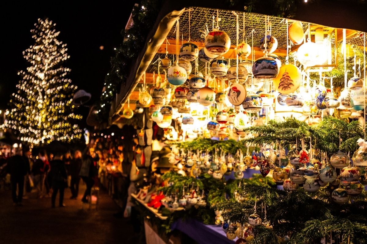 Mercatini di Natale ad Alba con luci e decorazioni
