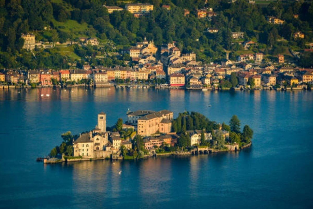 Vista panoramica di Orta San Giulio, con il lago e l'Isola di San Giulio sullo sfondo