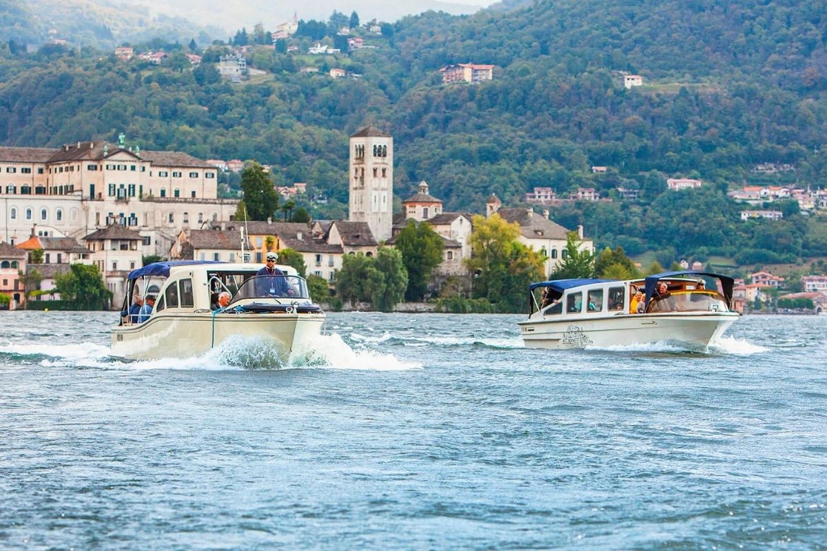 Traghetto in navigazione sul Lago d'Orta, con Orta San Giulio in lontananza