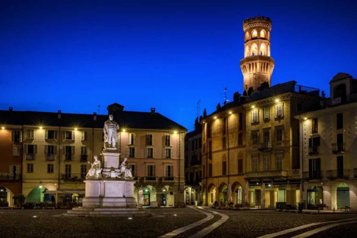 Autobus in partenza da una fermata a Vercelli