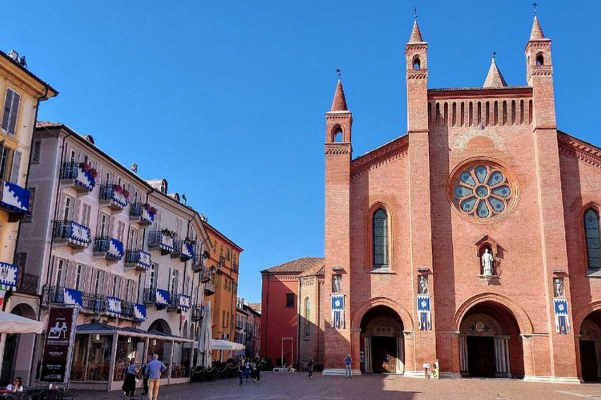 Immagine della stazione ferroviaria di Alba, un luogo chiave per i viaggiatori che arrivano in treno