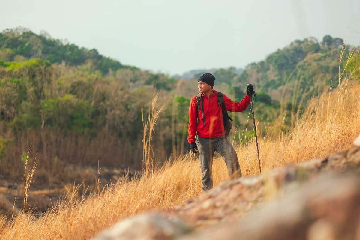 Escursionisti che godono di un panorama vista Alba e colline circostanti.