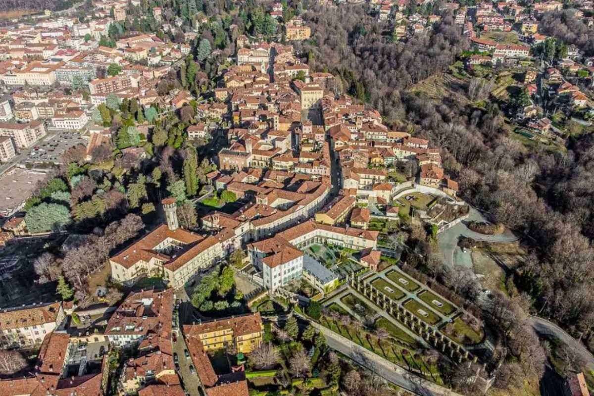 Vista panoramica del Sacro Monte di Biella con le sue cappelle e il paesaggio circostante