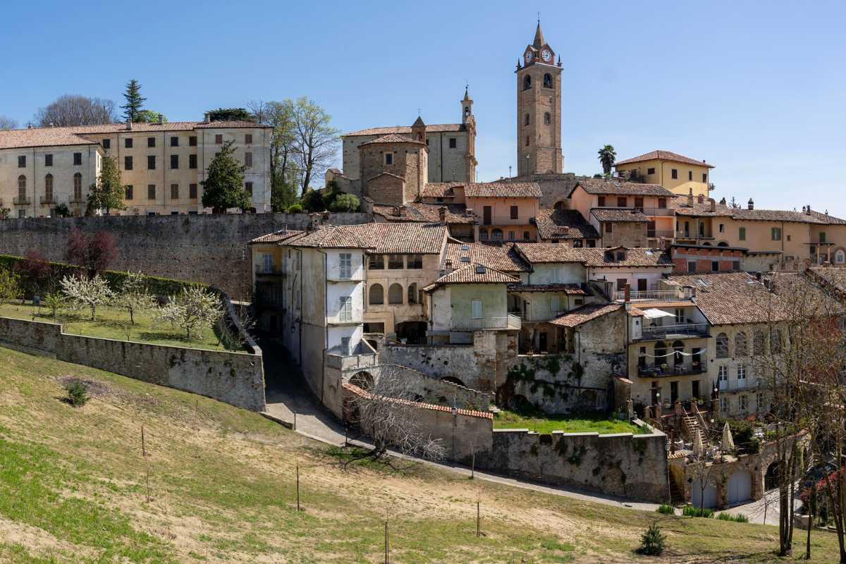 Panorama di Cuneo con Alpi Marittime sullo sfondo, città storica e natura