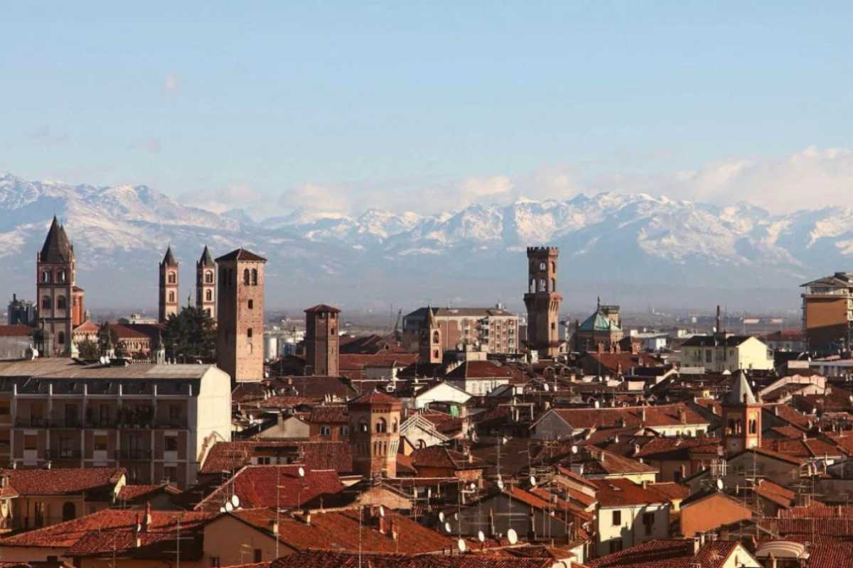 Vista panoramica della Basilica di Sant'Andrea e delle risaie di Vercelli