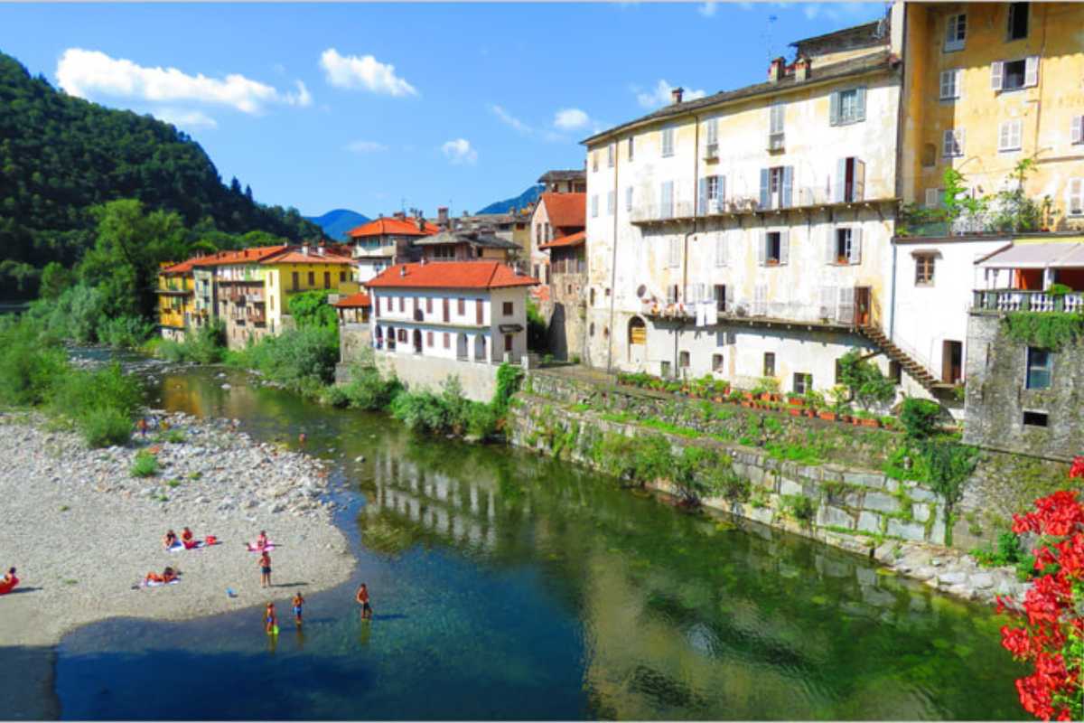 Vista panoramica di Vercelli con risaie e Basilica di Sant'Andrea, da utilizzare per illustrare l'articolo.