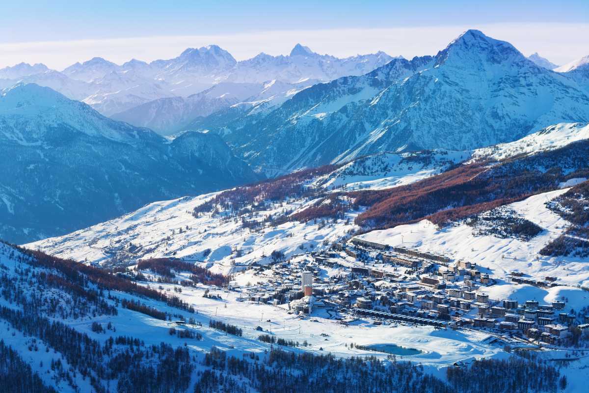 Panoramica di Sestriere con bambini, piste e attività per famiglie