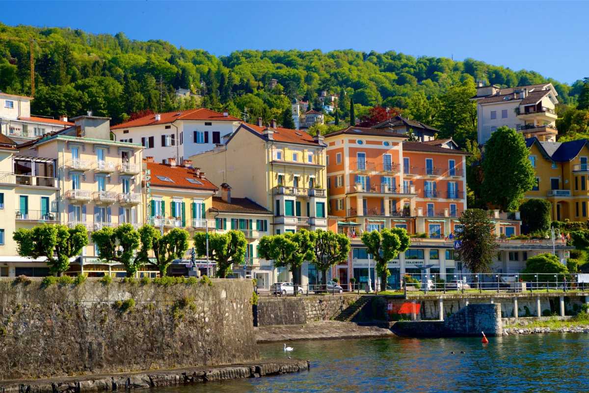 Scorcio di Orta San Giulio con il Lago d'Orta e l'Isola di San Giulio