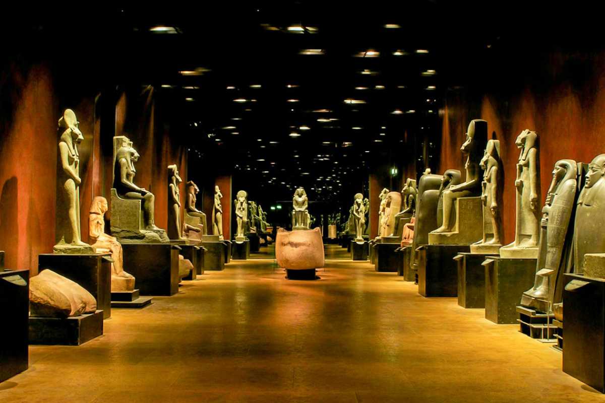 Interne del Museo Egizio di Torino con reperti antichi