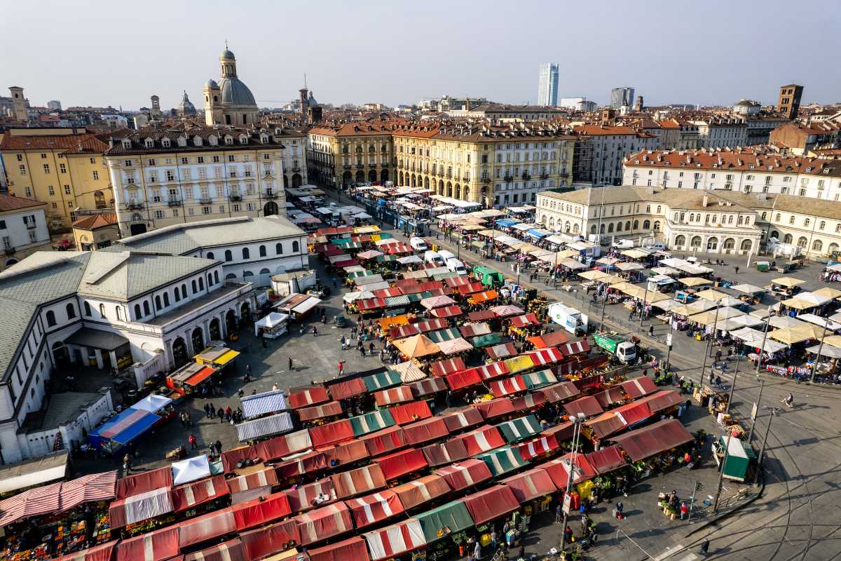 Cibo di strada a Torino con il Mercato di Porta Palazzo in vista