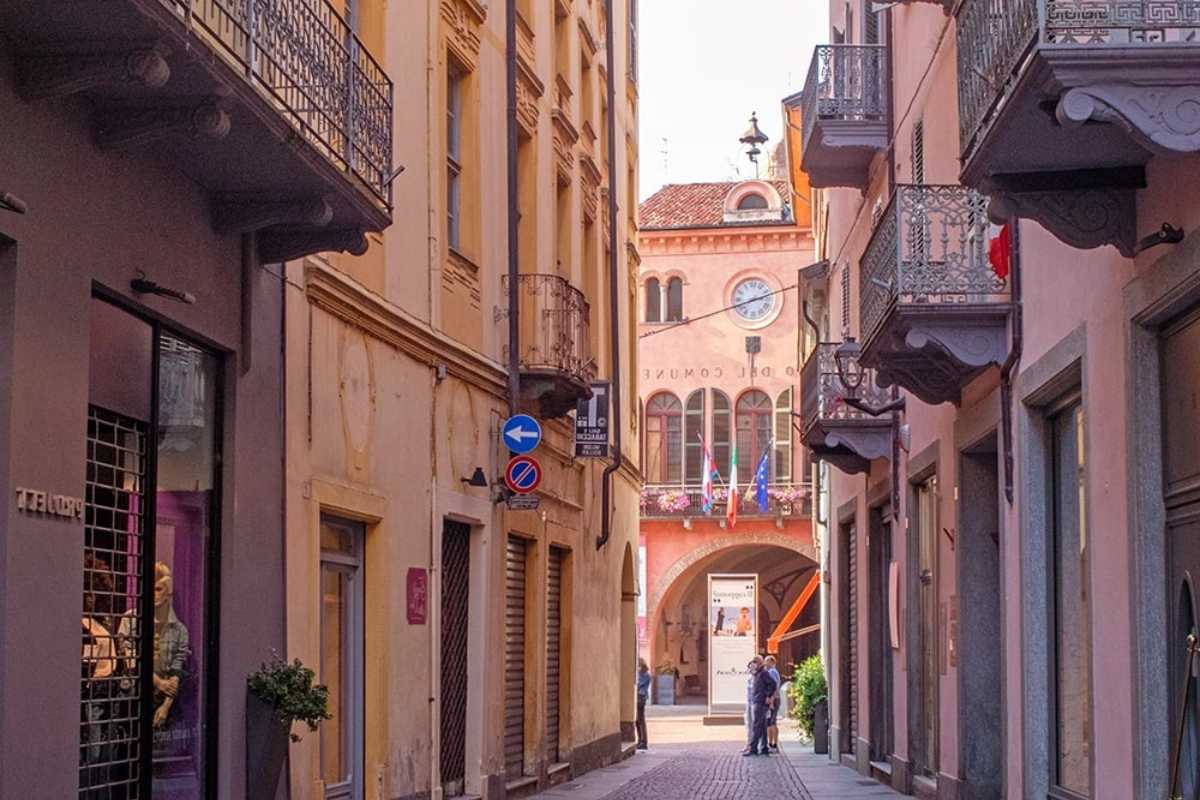 Vista panoramica di Alba con i suoi caratteristici edifici e colline circostanti