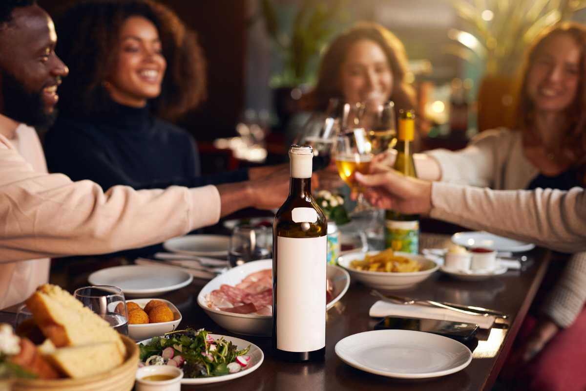 Interno di un ristorante di Alba che serve piatti tipici piemontesi
