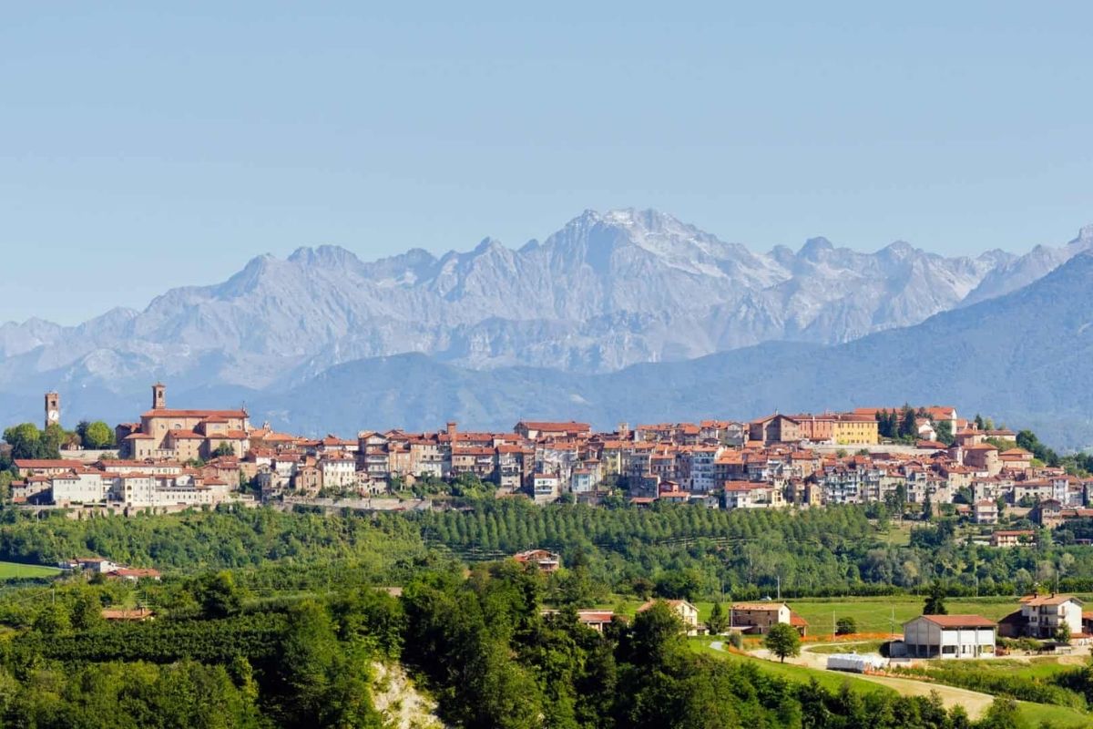 Vista panoramica di Cuneo con Alpi Marittime sullo sfondo