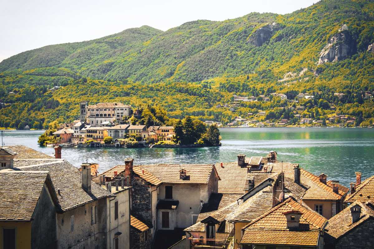 Risaie di Novara con il sole che tramonta, mostrando il paesaggio rurale e la bellezza naturale