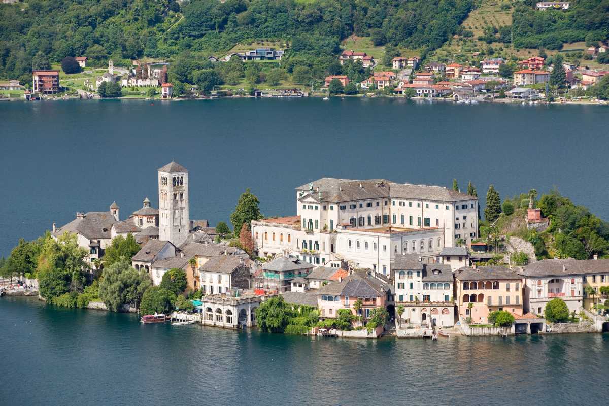 Stradine acciottolate di Orta San Giulio, includi dettagli architettonici