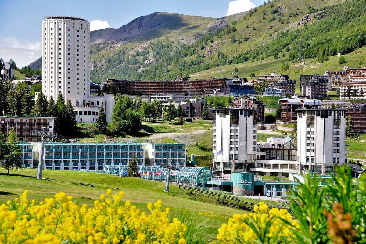 Vista panoramica di Sestriere con le montagne in sfondo