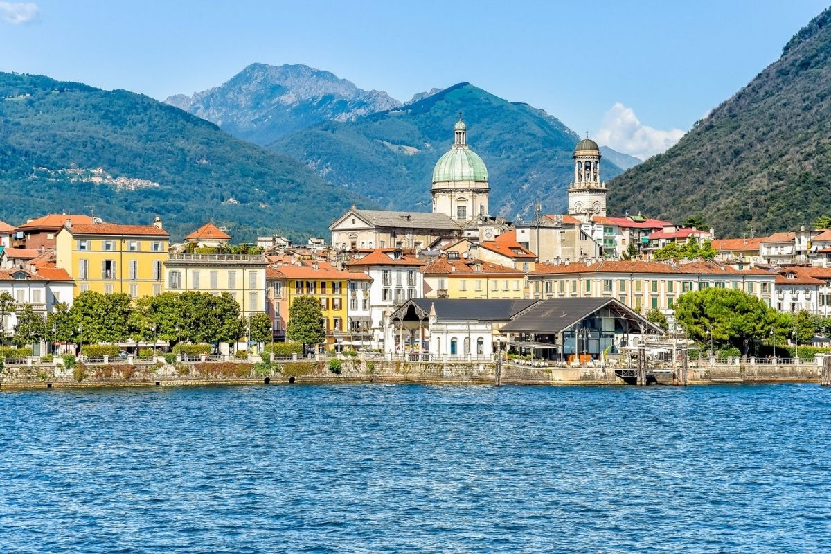 Vista panoramica di Verbania con il Lago Maggiore sullo sfondo
